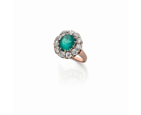 BAGUE EMERAUDE ET DIAMANTSOrnée d'une émeraude taille ovale pesant 2.01 carats entourée de diamants taille ancienne, poinçon 