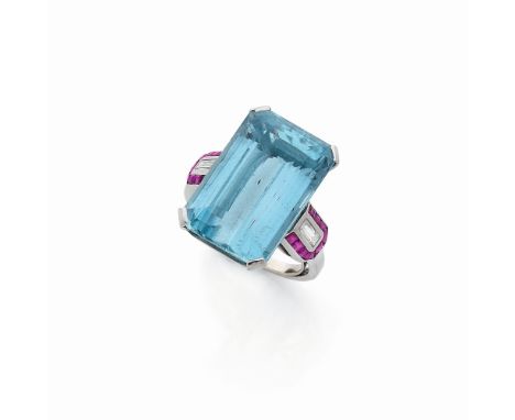 BAGUE AIGUE-MARINE, RUBIS ET DIAMANTSSertie griffe d'une aigue-marine épaulée de rubis et pierres rouges calibrés et de diama