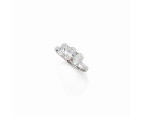 BAGUE DIAMANTSOrnée de trois diamants taille ovale en serti griffe, poinçon français d'import pour l'or 18K (750°/00), tour d