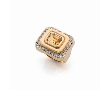BAGUE CITRINE ET DIAMANTSOrnée d'une citrine rectangulaire à pans coupés entourée de diamants taille brillant, poinçon frança