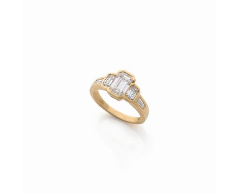 BAGUE DIAMANTSOrnée de trois diamants taille émeraude épaulés de diamants tapers, poinçon français d'import pour l'or 18K (75