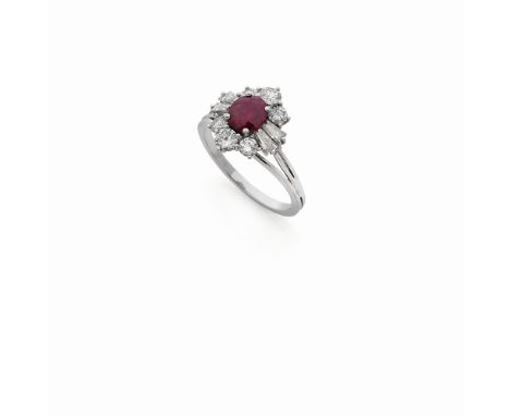 BAGUE RUBIS ET DIAMANTSOrnée d'un rubis taille ovale entouré de diamants taille brillant et tapers, poinçon français pour l'o