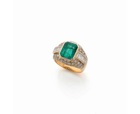 BAGUE EMERAUDE ET DIAMANTSOrnée d'une émeraude rectangulaire à pans coupés entourée de diamants taille baguette et brillant, 