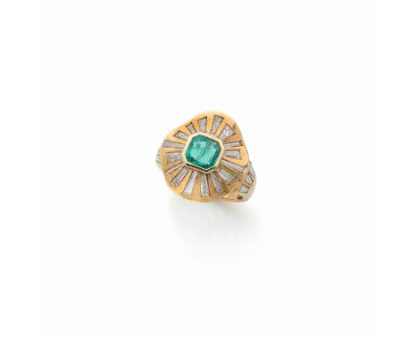 BAGUE EMERAUDE ET DIAMANTSOrnée d'une émeraude carrée à pans coupés entourée de diamants tapers, poinçon français d'import po