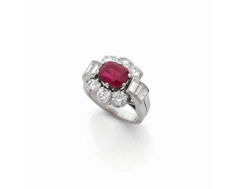 BAGUE RUBIS ET DIAMANTSOrnée d'un rubis taille ovale pesant 2.69 carats dans un entourage de diamants taille brillant et bagu