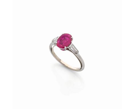 BAGUE RUBIS ET DIAMANTSSertie griffe d'un rubis taille ovale pesant 1.48 carat épaulé de diamants baguette, poinçon français 