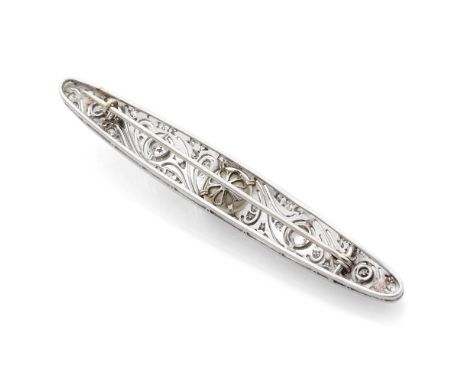 BROCHE PERLE FINE ET DIAMANTSOrnée d'une perle fine de forme bouton mesurant 7.5 mm de diamètre, dans un entourage ajouré ser