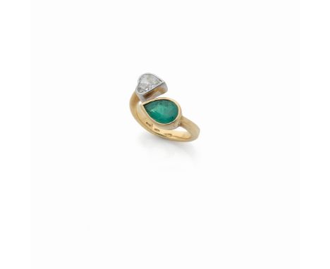 BAGUE EMERAUDE ET DIAMANTDe forme toi et moi, orné d'une émeraude taille poire et d'un diamant taille cœur en serti clos, poi