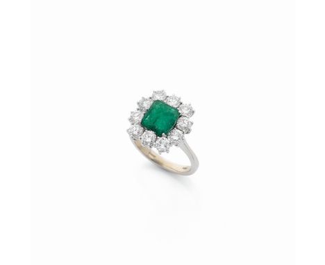BAGUE EMERAUDE ET DIAMANTSOrnée d'une émeraude carrée à pans coupés entourée de diamants taille brillant, poinçon français d'