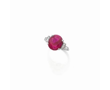 BAGUE RUBIS ET DIAMANTSOrnée d'un rubis taille ovale pesant 5.16 carats épaulé de diamants baguette, poinçon français pour le