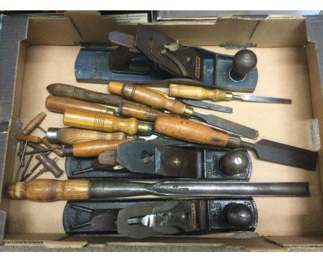 A box of vintage tools comprising two No.5 wood planes, a rare 5 1/2 wood turning chisel etc. Shipping category D.