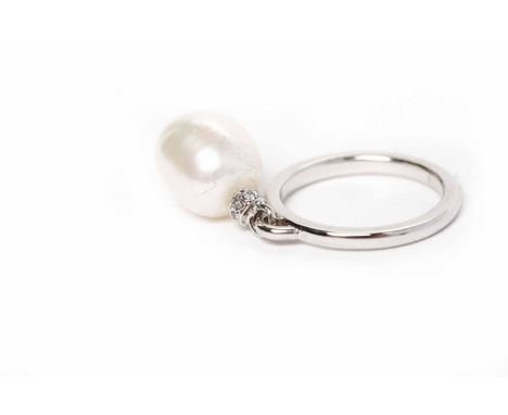 DIAMOND AND CULTURED PEARL DRESS RINGthe plain white gold band with a single moveable white barrel shaped pearl 10mm long, in