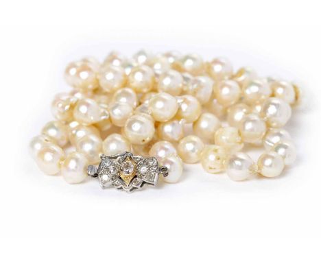 PEARL NECKLACEformed by spherical and irregularly shaped pearls, each approximately 7.3mm diameter, with a nine carat white a