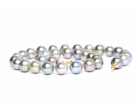 MULTI PEARL NECKLACEformed by spherical pearls with tones ranging from pinkish grey to greenish grey, each approximately 11.4