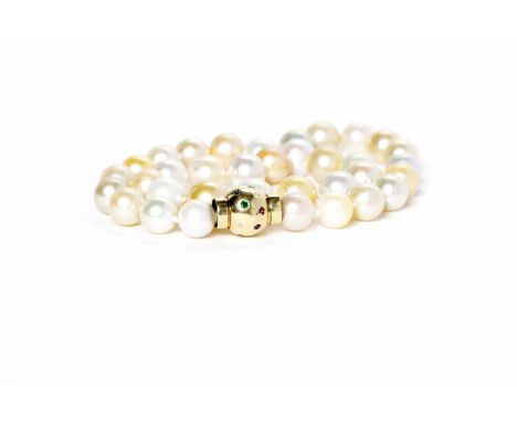 PEARL NECKLACEformed by alternating white and yellow spherical pearls approximately 12.6mm diameter, with a gem set clasp, un