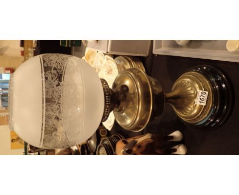 Large brass ceramic based Victorian oil lamp with etched glass shade H: 60 cm 