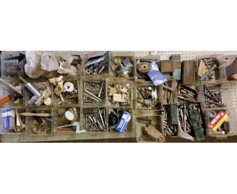 Screws tools pegs plane etc  Please note this lot is located offsite and needs to be collected from near J28 of the M1 by app