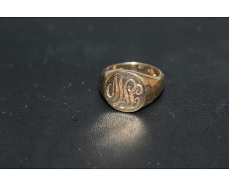 A HALLMARKED 9 CARAT GOLD RING, approx weight 11.4g, ring size P