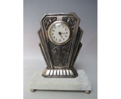 AN EARLY 20TH CENTURY FRENCH SILVER PLATED MANTLE CLOCK, the Art Deco style case raised on a rectangular marble type plinth o