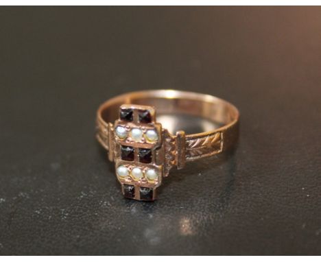 A GEORGIAN STYLE ROSE GOLD RING, set with garnets and seed pearls, approx weight 2g, ring size P