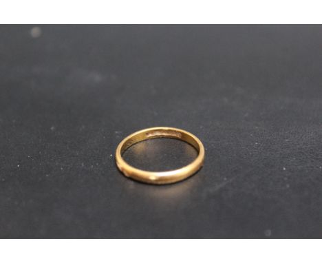 A HALLMARKED 22 CARAT WEDDING BAND, approx weight 2g, ring size K