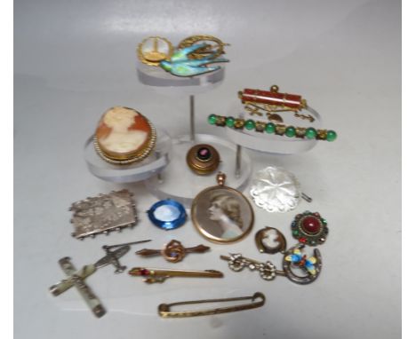 A COLLECTION OF VINTAGE COSTUME JEWELLERY, to include a hallmarked silver horseshoe and enamel butterfly brooch, a selection 