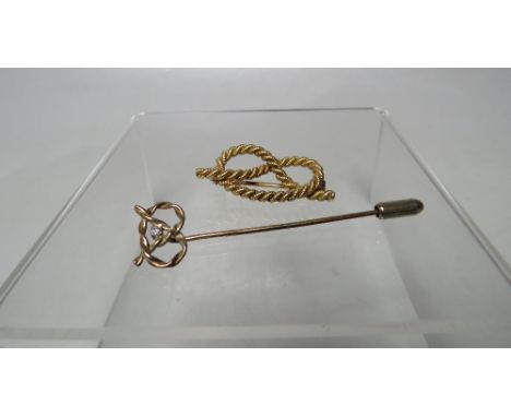 AN UNMARKED YELLOW METAL 'STAFFORDSHIRE KNOT' BROOCH, W 3.5 cm, together with an unmarked yellow metal get set 'Staffordshire