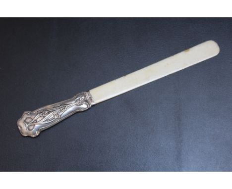 AN ART NOUVEAU HALLMARKED SILVER HANDLED IVORY PAGE TURNER - BIRMINGHAM 1905, L 24.5 cm