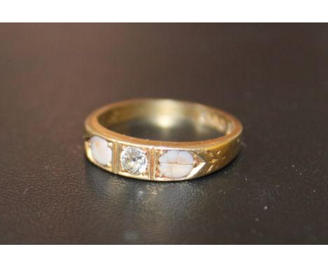 A HALLMARKED 18 CARAT GOLD DIAMOND RING, with a pink stone either side of the diamond (one damaged) approx weight 3.6g, ring 