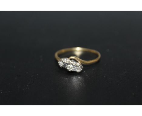 A HALLMARKED 18 CARAT GOLD THREE STONE DIAMOND RING, approx weight 3.1g, ring size U