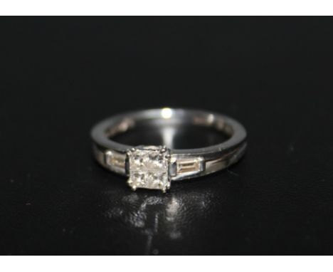 A HALLMARKED 18 CARAT WHITE GOLD PRINCESS AND BAGUETTE CUT DIAMOND RING, approx weight 3.5g, ring size M