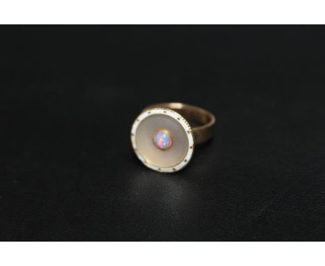 AN UNUSUAL 9CT MOTHER OF PEARL AND OPAL RING, approx weight 3.2g, ring size G 1/2