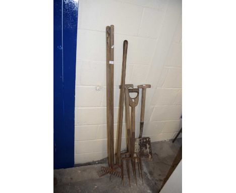 Mixed Lot: Garden tools, shovel, forks, rakes etc