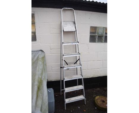 Aluminium step ladder