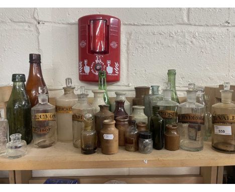 Mixed Lot: Various vintage chemists and other bottles