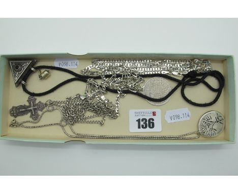 925 Chains, panel pendants, cross pendant on chain etc. 