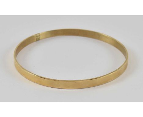 A 9ct yellow gold bangle, diameter 6.5cm, approx 11.9g. 