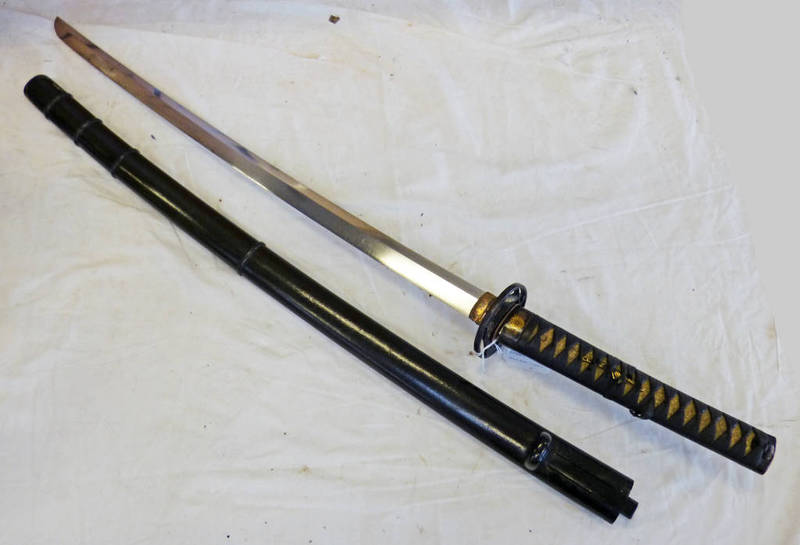 JAPANESE SWORD WITH CURVED SINGLE EDGED 60.4 CM BLADE, IRON TSUBA