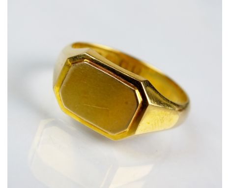 An 18ct gold signet ring, hallmarked London 1925, ring size Q, weight 9gms