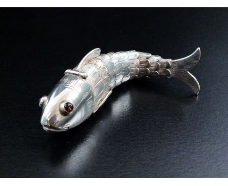A continental silver reticulated fish pill/snuff box, Samuel Boyce Landeck, import mark, Chester 1903, naturalistically model