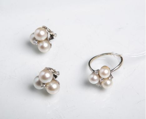 Ring u. passendes Paar Ohrclips 585 WG, Ring besetzt m. 3 Perlen (Dm. ca. 6,5 mm), u. 4Brillanten von zus. ca. 0.20 ct, Ringg