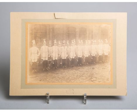 Fotaufnahme des "Gardes Du Corps-Musikzugs" (Anfang 20. Jh.), Corps in Gala-Uniform m.Adlerhelm, ca. 16 x 23 cm. Altersgem. Z