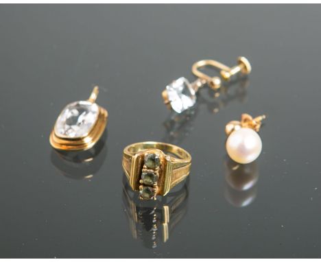 4-teiliges Schmuck-Konvolut 585 GG, bestehend aus: 1x Ring m. grünem Schmucksteinbesatz(Ringgröße ca. 48), 2x einzelne Ohrrin