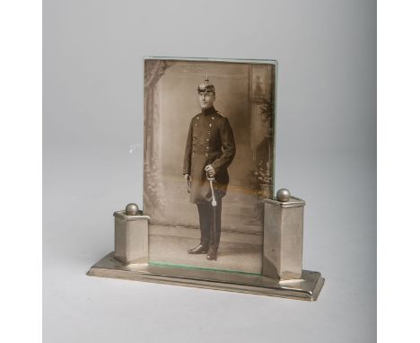 Foto-Standhalter (Art Deco, 1920er Jahre), Metall, Foto eines Offiziers in Uniform, unterGlas gerahmt, ca. 15 x 15 x 4 cm. Al