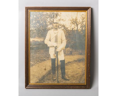 Fotografie eines Gardesoldaten in voller Uniform (20. Jh.), m.Gardehelm u. Adleraufsatz,Bildgröße ca. 50 x 39 cm, hinter Glas