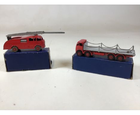 Dinky Supertoys. A Foden Flat Truck, damage to 1 stanchion, bottom part of box only, no lid also with Fire Engine 955