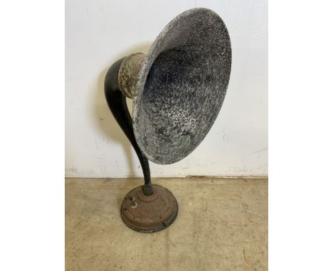 An antique gramophone or phonograph metal speaker horn. H:47cm