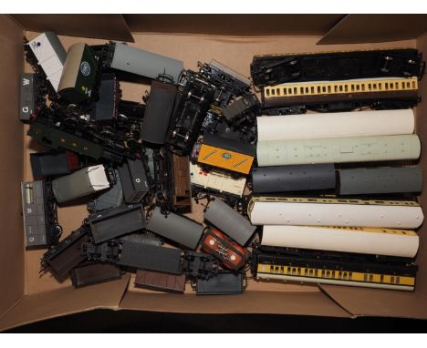 A quantity of mostly Hornby, G &amp; R Wrenn, Grafar Ltd and Bachmann loose carriages and track, and assorted boxes 