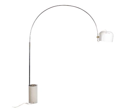 LUIGI MASSONI "BOGENLAMPE" Italien, 70er., Guzzini, verchromtes und emailliertes Metall, HxB: 227/170 cm. Alters-und Gebrauch