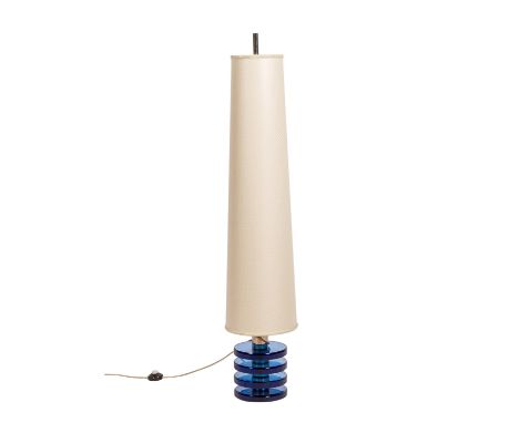 STEHLAMPE 60er/70er Jahre, auf drei Scheiben aus blaufarbenem Glas, der kegelförmige Lampenschirm, H: ca. 135 cm. Alters-und 